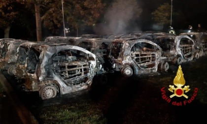 Violento incendio nella notte a Milanofiori: 23 auto Enjoy e un furgone in fiamme