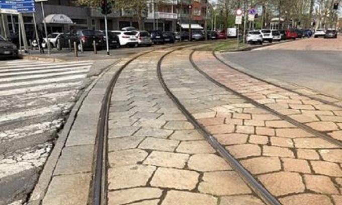 Si rompe il pavè che colpisce una vettura sulla via ma la multa è per l’autista: “non ha evitato l’ostacolo”