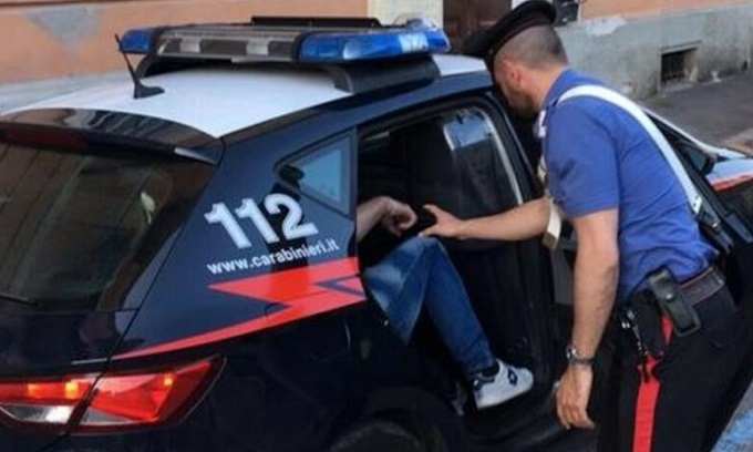 Esce dal carcere ed estorce 50mila euro al figlio dell’uomo che lo aveva spedito in cella
