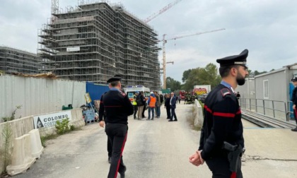 Cantiere Milano 3.0: operai salgono sulle gru per protestare