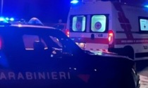 Un uomo di 53 anni scende in cantina e ha un malore: un vicino lo trova senza vita