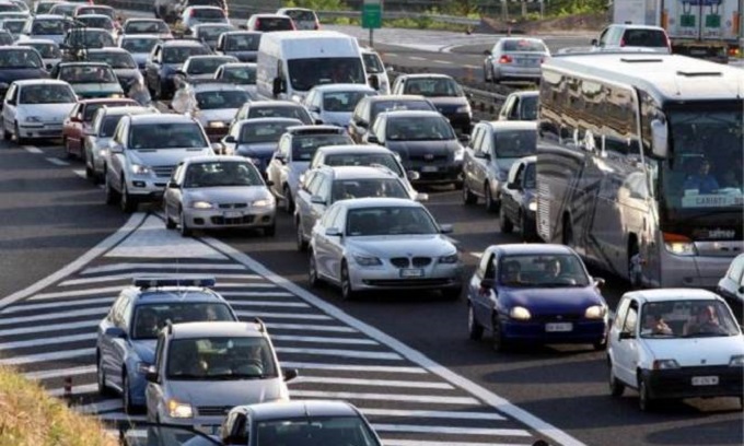 Maxi scontro in A4 tra 4 furgoni e un’auto: nello scontro coinvolte trenta persone, tre feriti