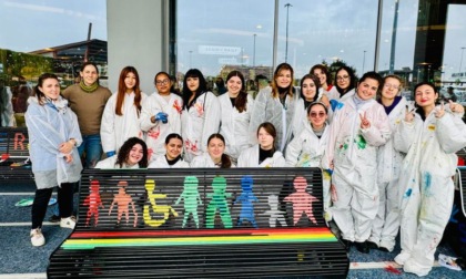 Gli studenti milanesi dipingono le panchine del Fiordaliso con simboli di inclusione