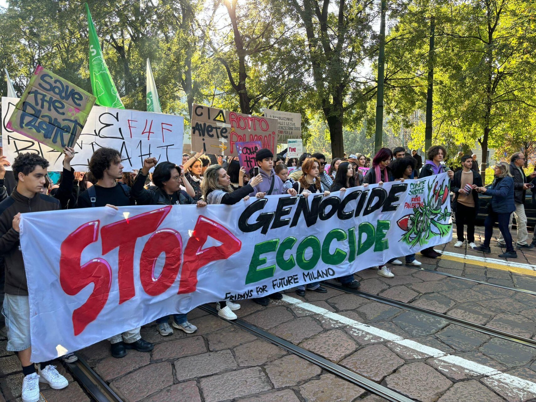 STUDENTI, CORTEO IN CENTRO: CARTELLI PER CLIMA E PRO PALESTINA (FOTO 1)