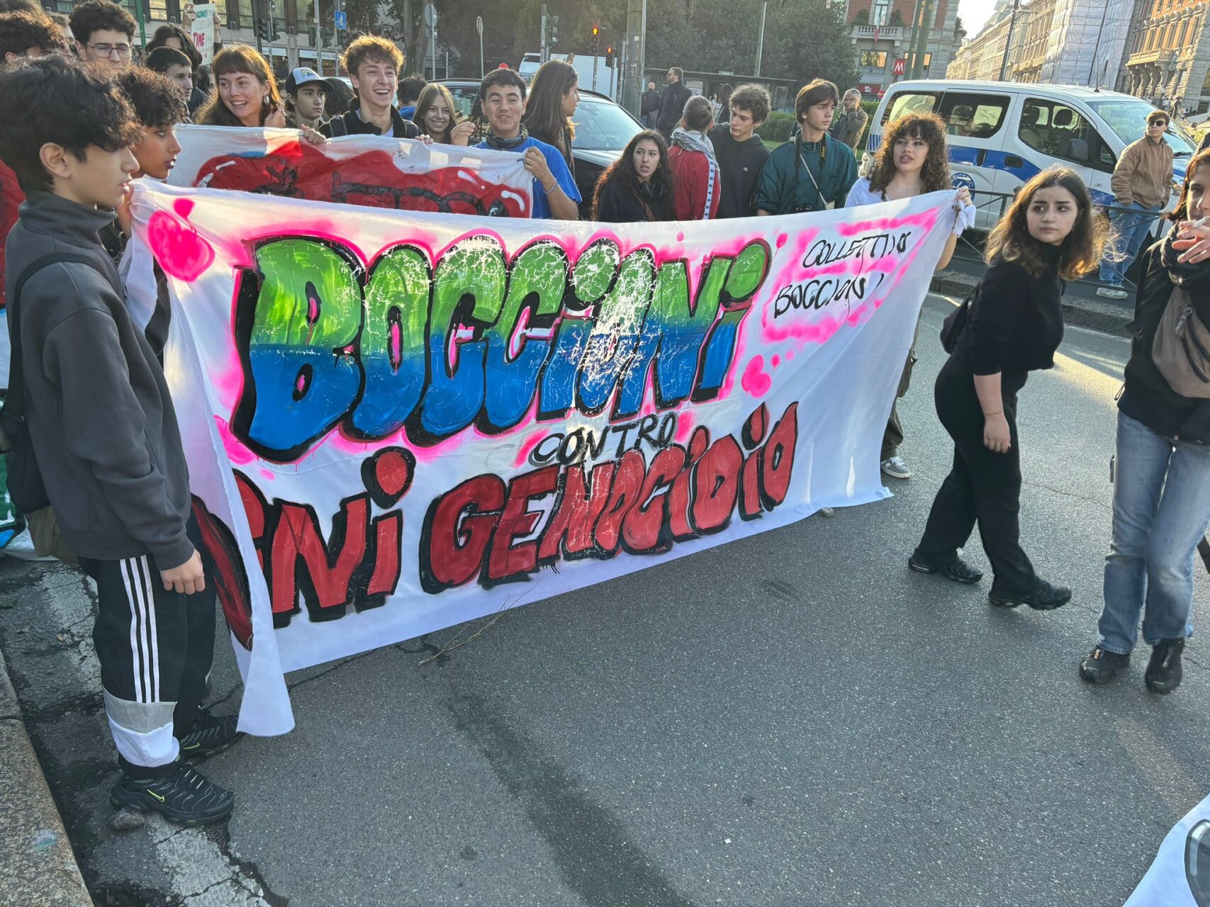 STUDENTI, CORTEO IN CENTRO: CARTELLI PER CLIMA E PRO PALESTINA (FOTO 5)