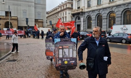 Trasporti, presidio davanti a Palazzo Marino di dipendenti Atm e comitati cittadini contro i tagli delle linee