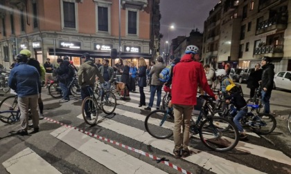 Presidio dei ciclisti per ricordare Francesco Caputo, morto in bici: 200 manifestanti in piazza