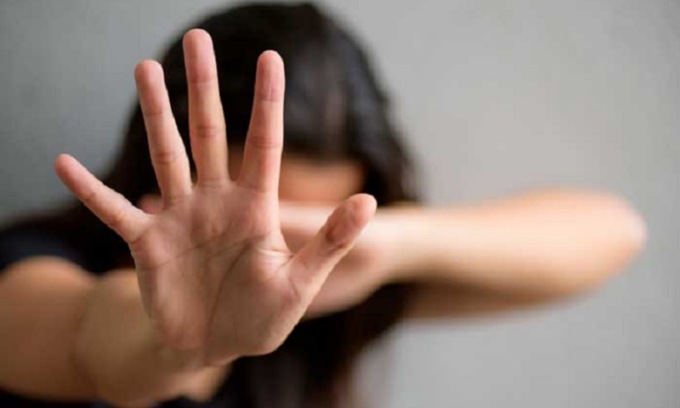 Picchia per strada l’ex compagna, la violenta e la minaccia di morte per mesi: arrestato a Milano