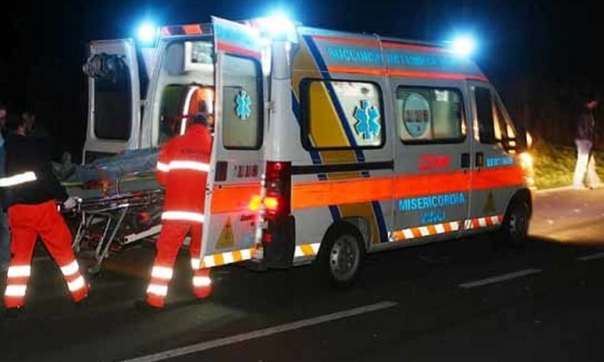 Incidente nella notte in zona Forlanini, si schianta con l’auto contro un albero: 22enne in gravi condizioni