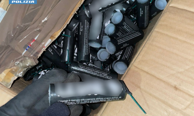Mille chili di fuochi d’artificio illegali in casa: in manette un italiano di 47 anni