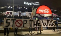 Cartellini rossi e uno striscione "Stop the War" all'incontro Olimpia Milano-Maccabi Tel Aviv