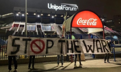 Cartellini rossi e uno striscione "Stop the War" all'incontro Olimpia Milano-Maccabi Tel Aviv