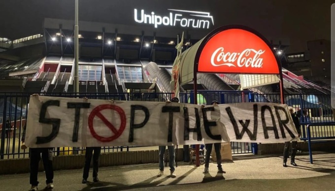 Cartellini rossi e uno striscione “Stop the War” all’incontro Olimpia Milano-Maccabi Tel Aviv