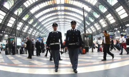 Furti in stazione Centrale: ruba la borsa a una turista e accoltella alla mano il marito