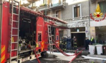 Fiamme da un locale interrato tra Milano e Sesto San Giovanni: si sprigiona un denso fumo, lo stabile viene evacuato