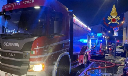 Vasto incendio in zona Affori nella notte: fiamme da un'officina coinvolgono un intero palazzo