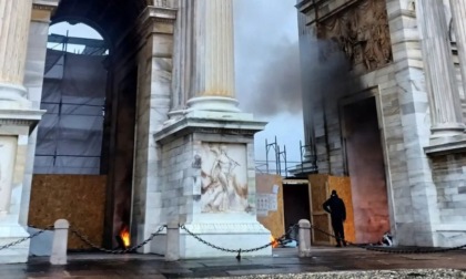 Incendio all'Arco della Pace: in fiamme i materassi dei clochard