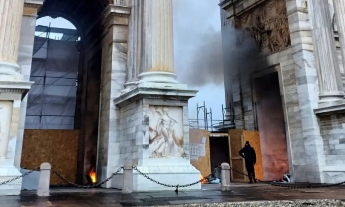 Incendio all’Arco della Pace: in fiamme i materassi dei clochard