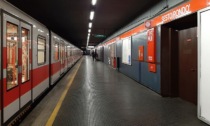 Aggredisce gli agenti della Polizia Locale nel mezzanino della metro rossa: arrestato venditore abusivo