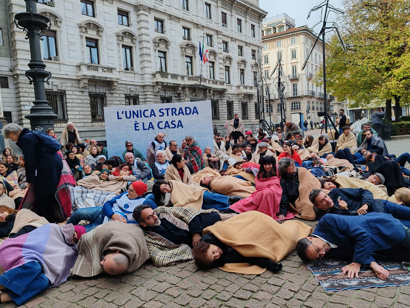 PROGETTO ARCA, FONDAZIONE CELEBRA 30 ANNI: FLASHMOB IN PIAZZA SCALA (FOTO 2)