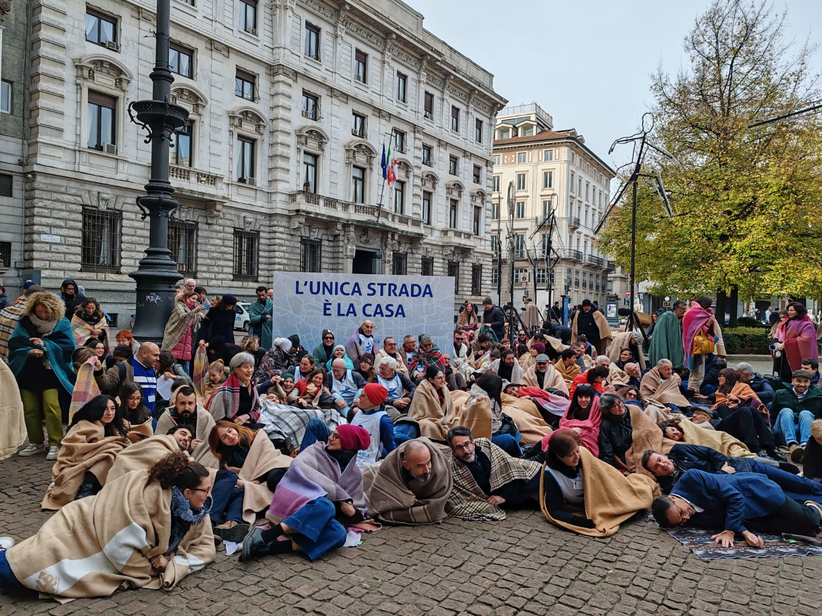 PROGETTO ARCA, FONDAZIONE CELEBRA 30 ANNI: FLASHMOB IN PIAZZA SCALA (FOTO 3)