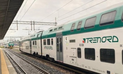 Schiaffi alla capotreno che lo sorprende a fumare sul treno: 42enne identificato e denunciato