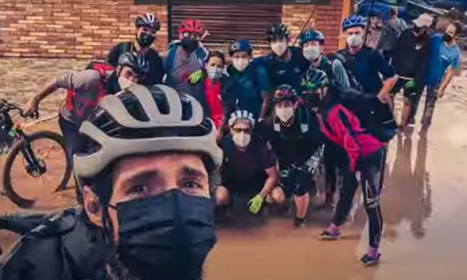 Emergenza a Valencia: ciclisti portano soccorso nelle zone alluvionate