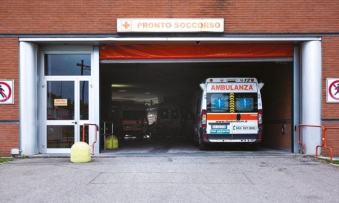 Precipita da sei metri in un cantiere al Lorenteggio: 18enne in condizioni molto gravi