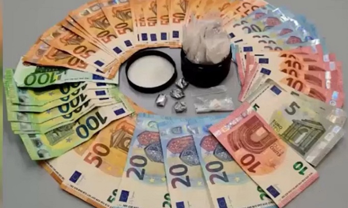 Due pusher arrestati a Milano: avevano nascosto la droga con una calamita sotto l’automobile