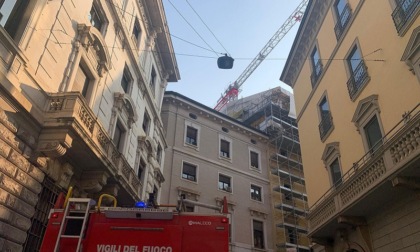 Quattro operai si arrampicano su una gru in un cantiere del centro: protestano per mancati pagamenti