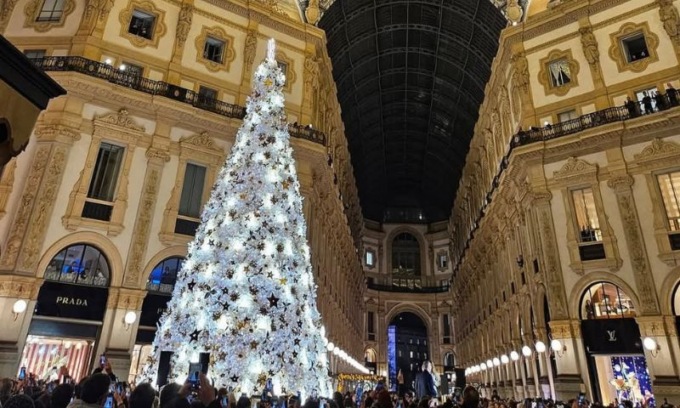 Acceso in Galleria l’albero di Natale di Dior Parfums