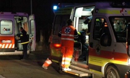 Scontro fatale con un'auto a Porta Romana: muore un rider in bici di 44 anni