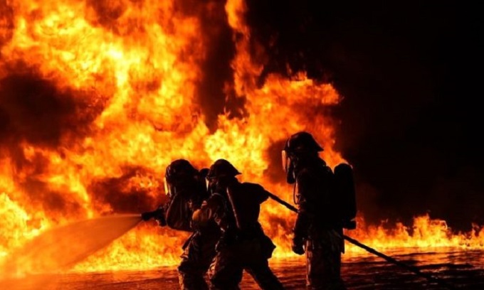 La cabina di guida di un tir va a fuoco in un parcheggio: muore l’autista, feriti due agenti della polizia locale