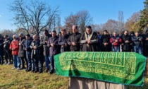 Il funerale di Ramy al cimitero di Bruzzano, l'appello dell'imam: "Istituzioni diano chanche ai nostri giovani"