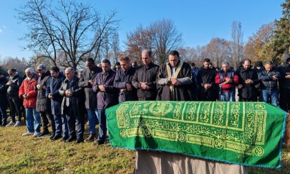 Il funerale di Ramy al cimitero di Bruzzano, l'appello dell'imam: "Istituzioni diano chanche ai nostri giovani"