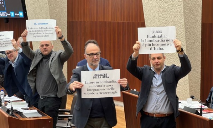 Pd protesta in Regione durante il bilancio: “Lombardia immobile”
