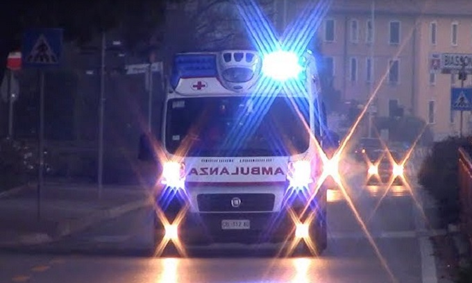 Terribile incidente in centro città: con la moto si schianta contro un palo, 27enne gravissimo