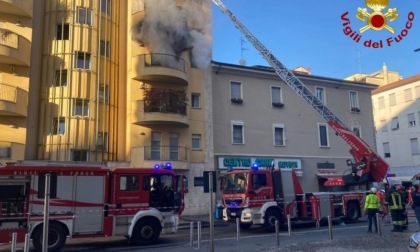 Incendio devasta un appartamento al terzo piano di un condominio nel quartiere Dergano