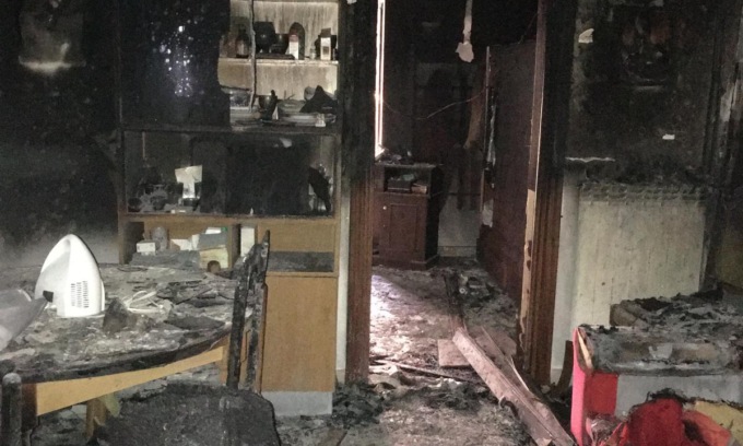 Violento incendio in casa: un anziano muore asfissiato dal fumo