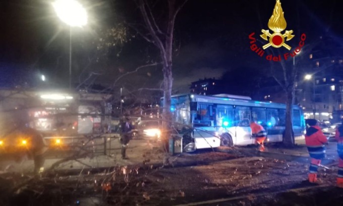 Conducente Atm perde il controllo dell’autobus e va a sbattere contro un albero