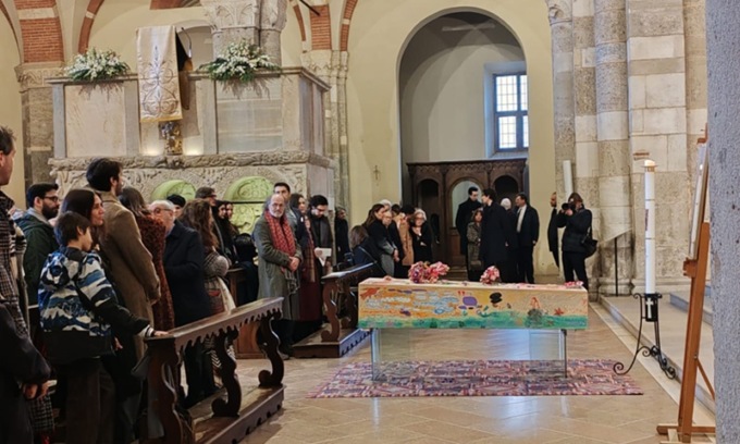 Disegni e colori per l’ultimo saluto a nonna Rosita Missoni nella Basilica di Sant’Ambrogio