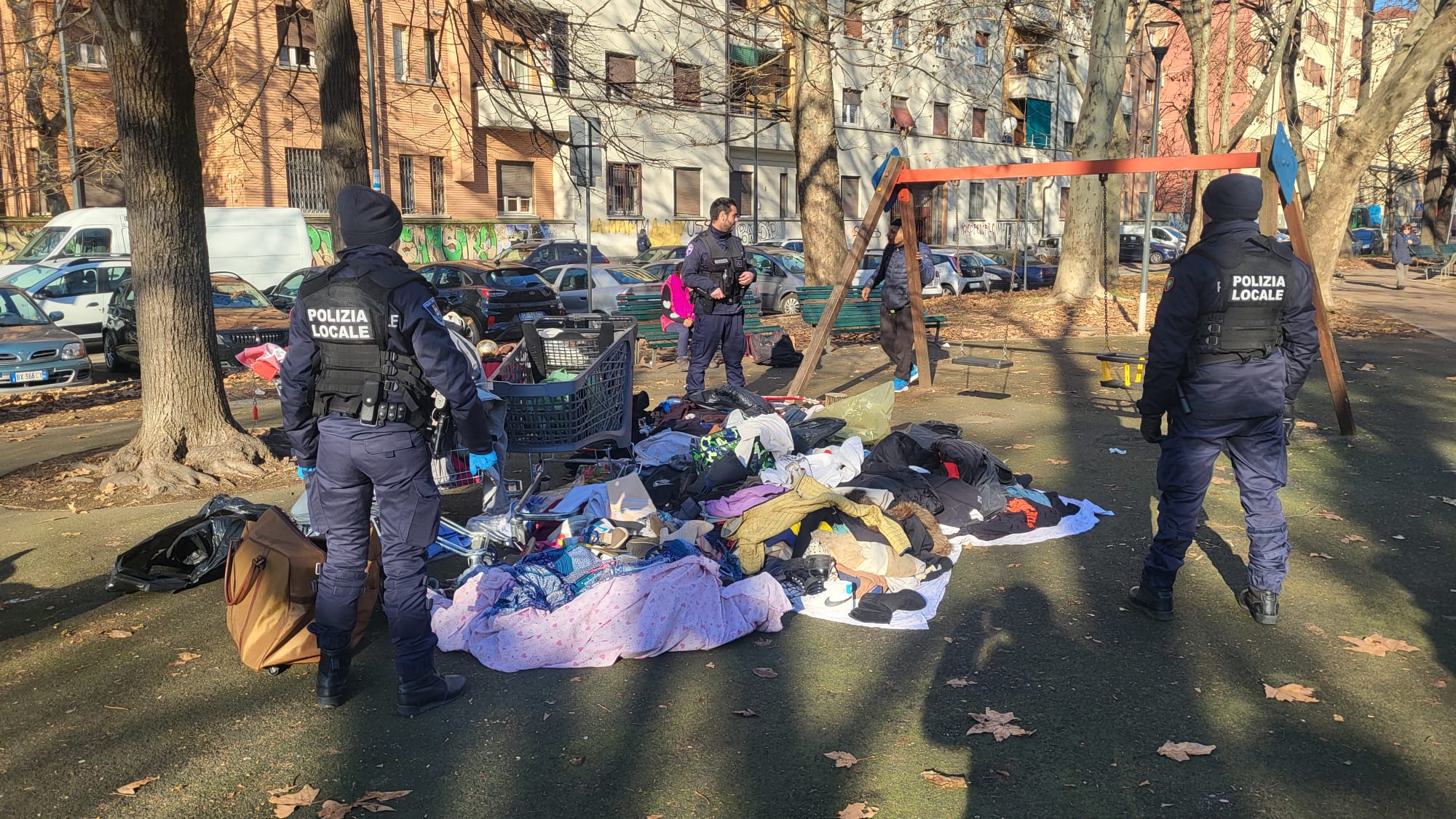 SAN SIRO, MERCATO ABUSIVO ZAMAGNA: INTERVENTO VIGILI (FOTO 2)