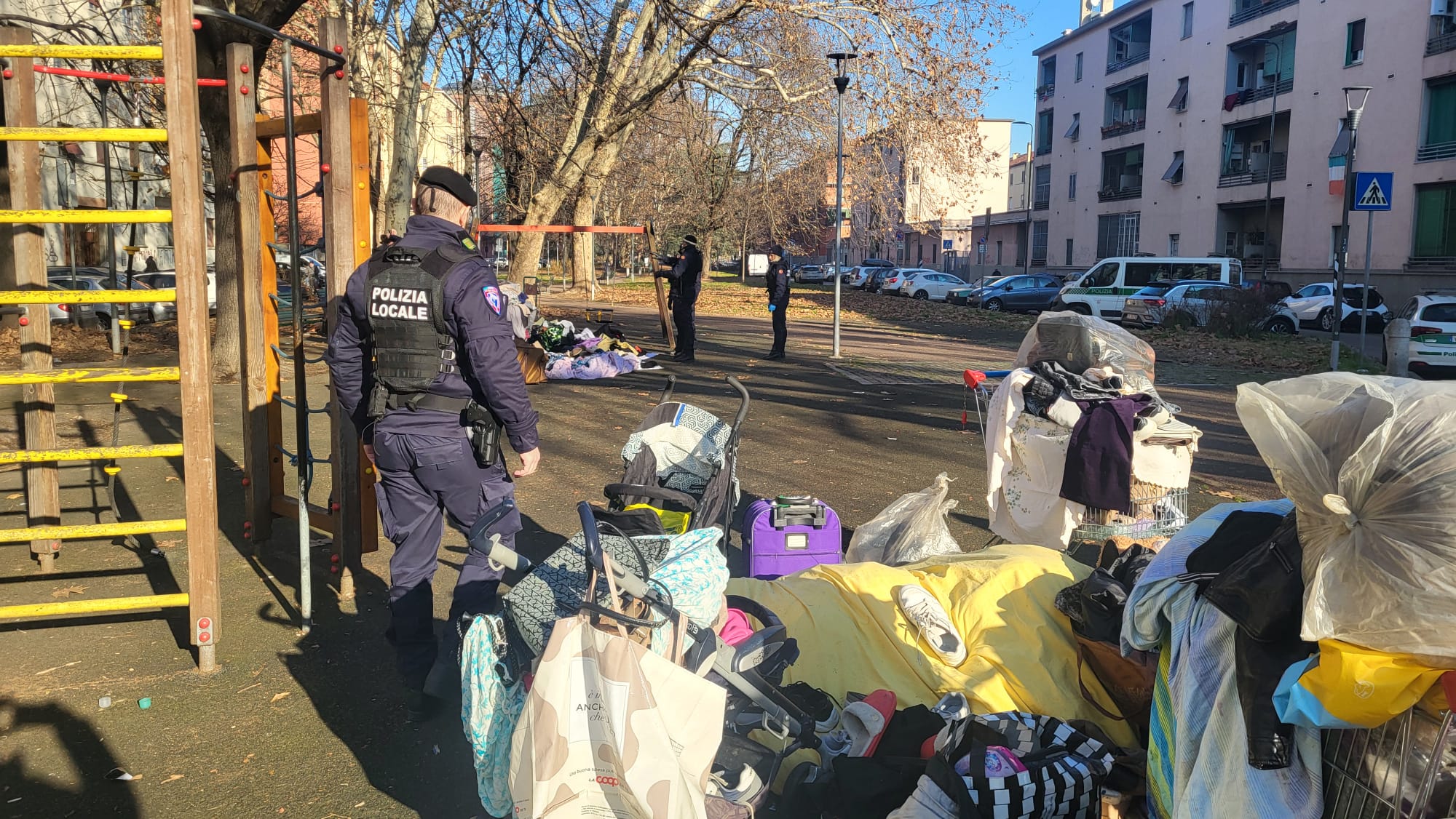 SAN SIRO, MERCATO ABUSIVO ZAMAGNA: INTERVENTO VIGILI (FOTO 3)