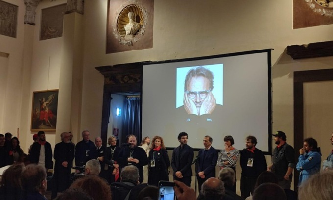 L’omaggio di Milano a Oliviero Toscani a Palazzo Reale che lo ricorda con i suoi scatti più significativi