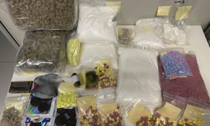 Nel box nascondeva biscotti e caramelle alla droga e 27 chili di vari stupefacenti: 25enne in manette