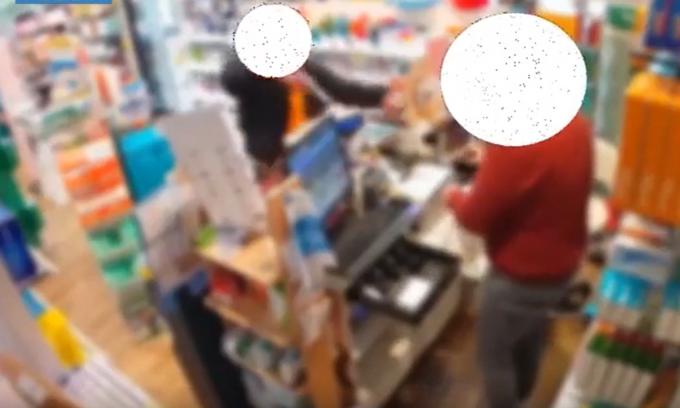 Minaccia la farmacista con una forbice per farsi consegnare l’incasso: arrestato rapinatore seriale