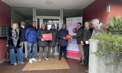 Al via la campagna “Il cuore in condominio” con la posa di dieci defibrillatori nelle case popolari del Comune