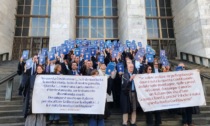 Sciopero magistrati, Flash mob con la Costituzione sulle scale del Palazzo di Giustizia di Milano