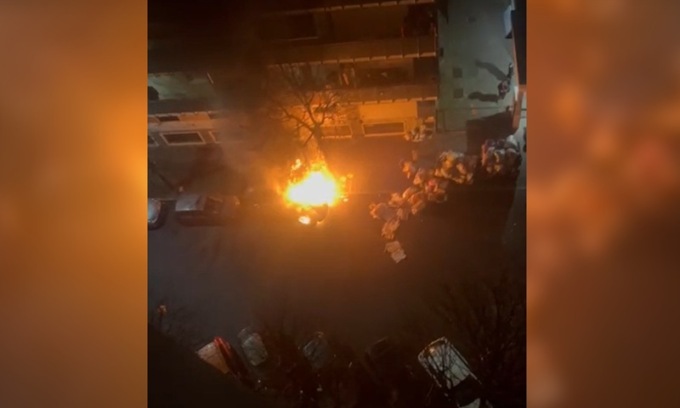 Auto parcheggiata in strada va a fuoco: indagini in corso