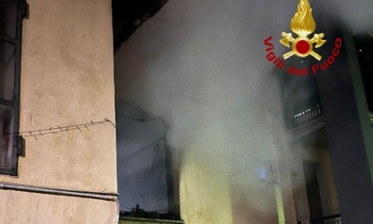 Appartamento in fiamme in un condominio del Lorenteggio: 53enne in gravissime condizioni, 15 persone intossicate